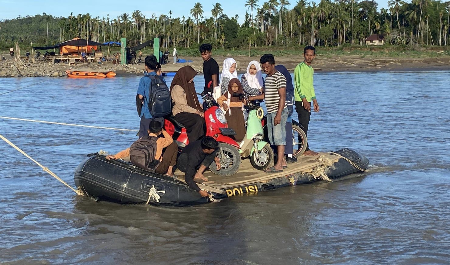Pelajar Aceh Utara Seberangi Sungai Pakai Rakit demi Sekolah
