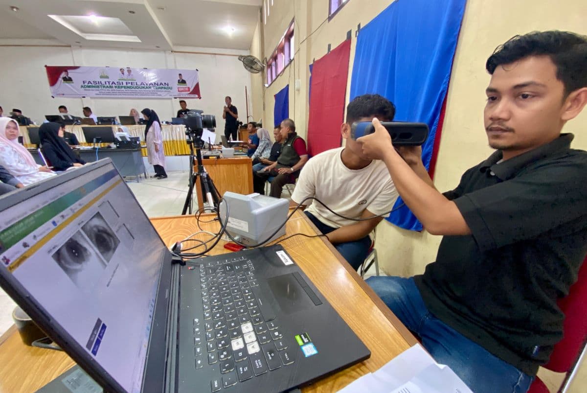 Warga Gampong Gunci Aceh Utara Naik Rakit Urus Dokumen Kependudukan Gratis