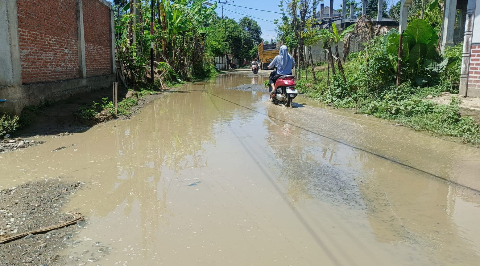 Jalan Rusak di Kembang Tanjong Tak Diprioritaskan, Warga Aceh Resah