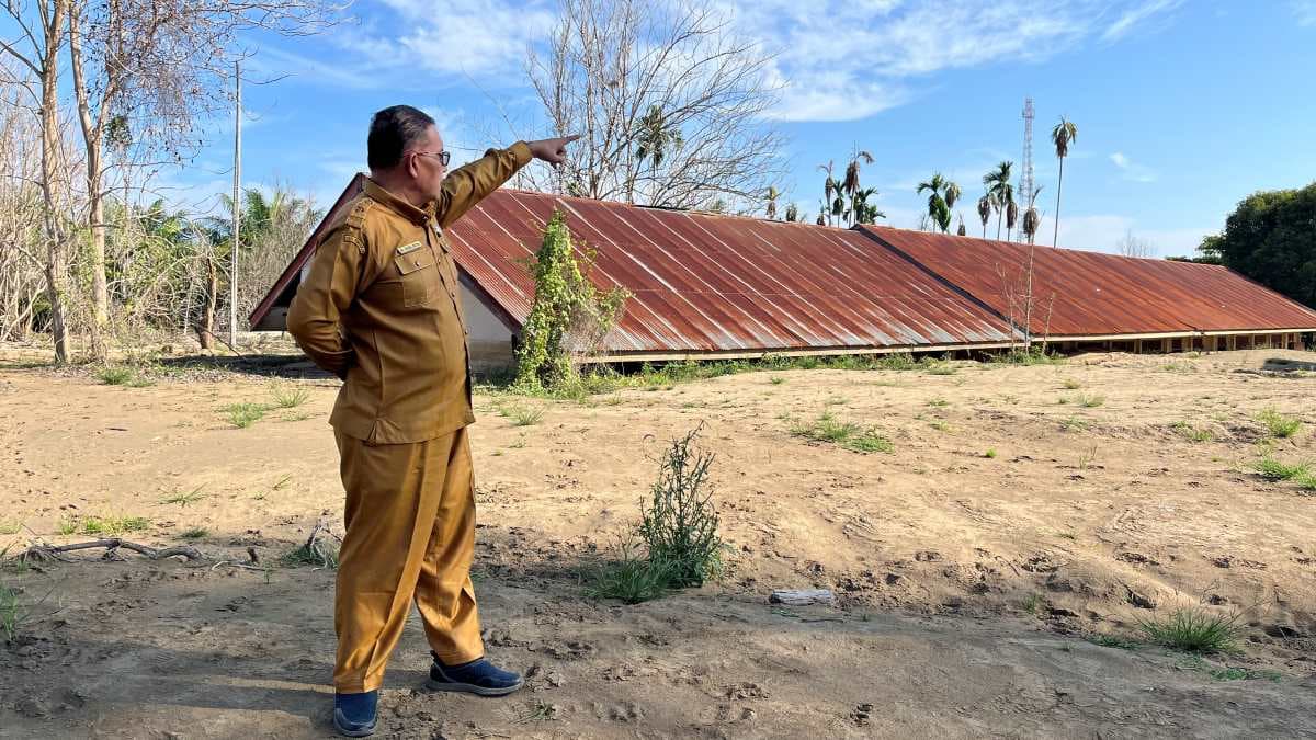 Siswa SMA 2 Meureudu Belajar di Tengah Lumpur Pasca Banjir Bandang