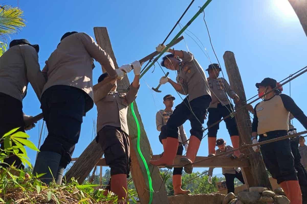 Polres Gayo Lues Bangun Jembatan Gantung untuk Warga Pasca Bencana