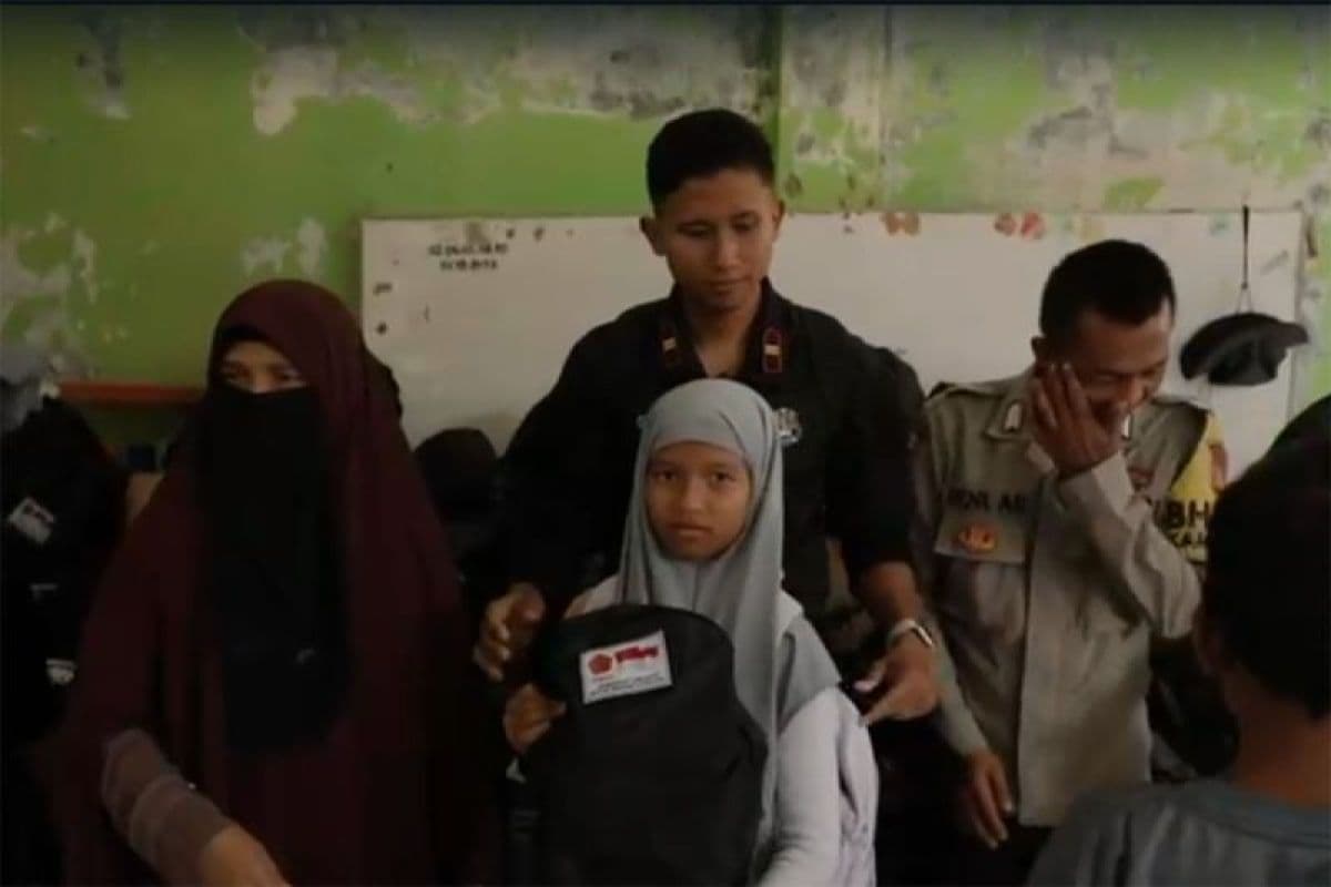 Taruna Akpol Bersihkan Pasar Lumpur Banjir di Aceh Tamiang, Dukung Perekonomian