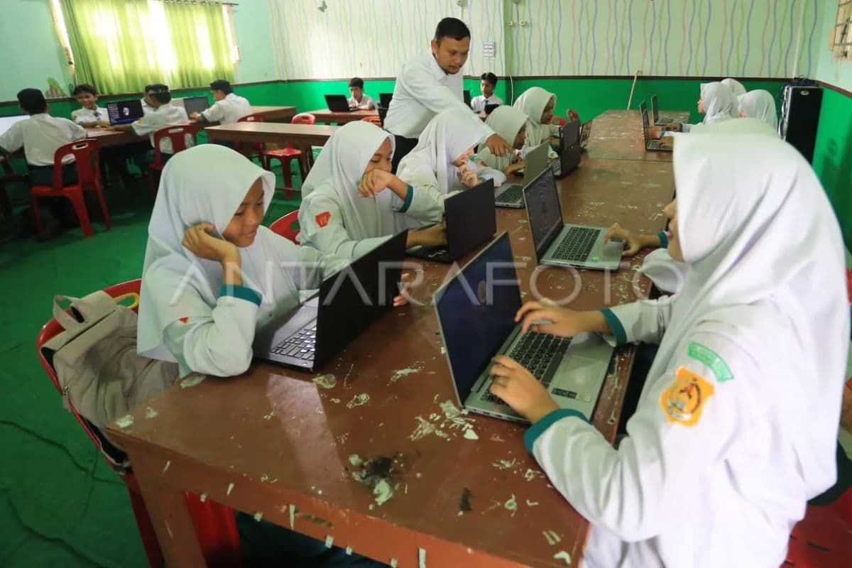 Disdik Aceh Batasi Penggunaan Handphone di Sekolah SMA, SMK, dan SLB