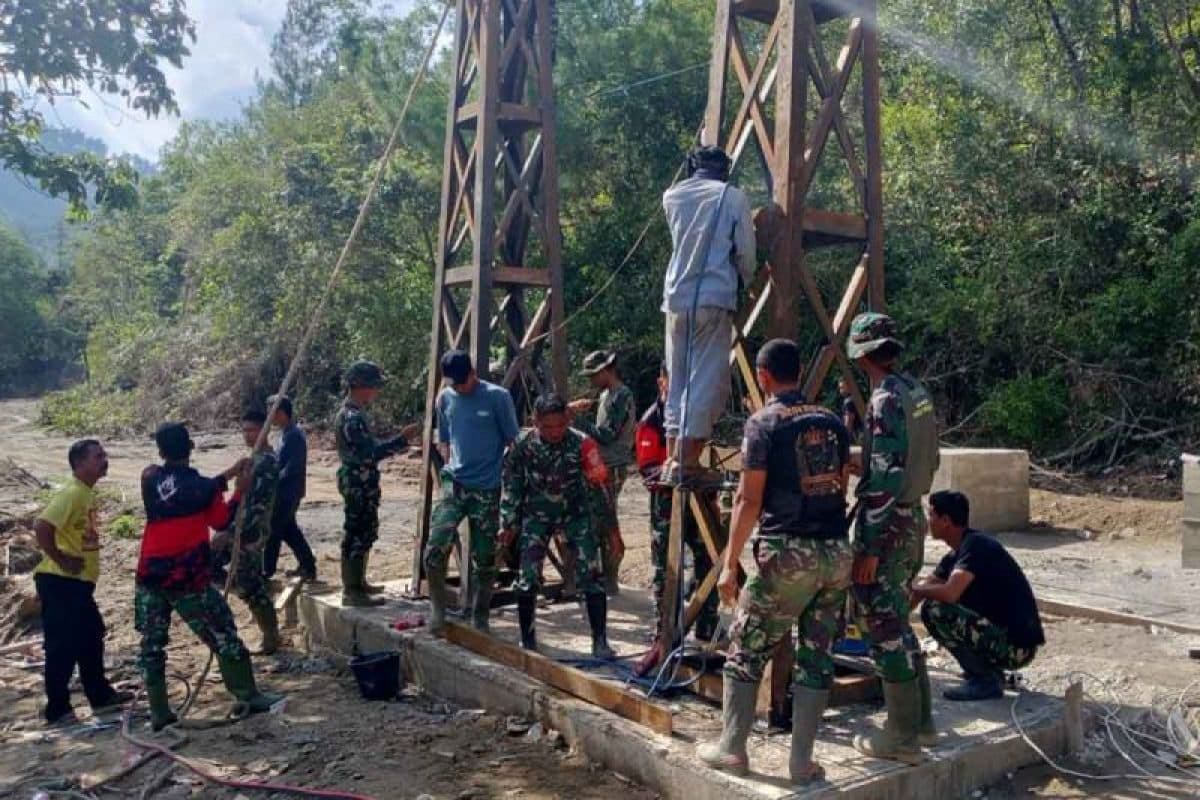 Prajurit TNI Bangun Jembatan Gantung di Aceh Tengah, Membuka Akses Wilayah Pasca Bencana