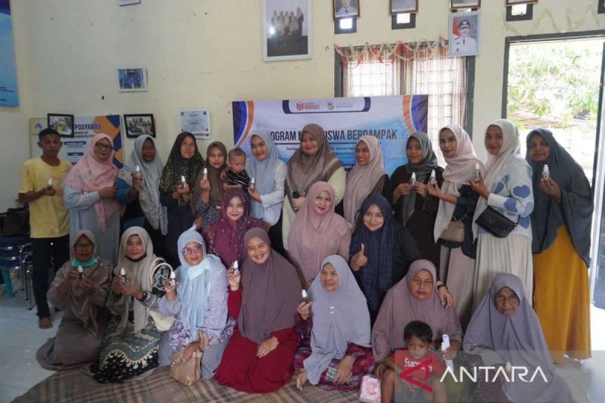 Mahasiswa UUI Latih Warga Pidie Jaya Buat Antinyamuk Alami dari Boh Kala