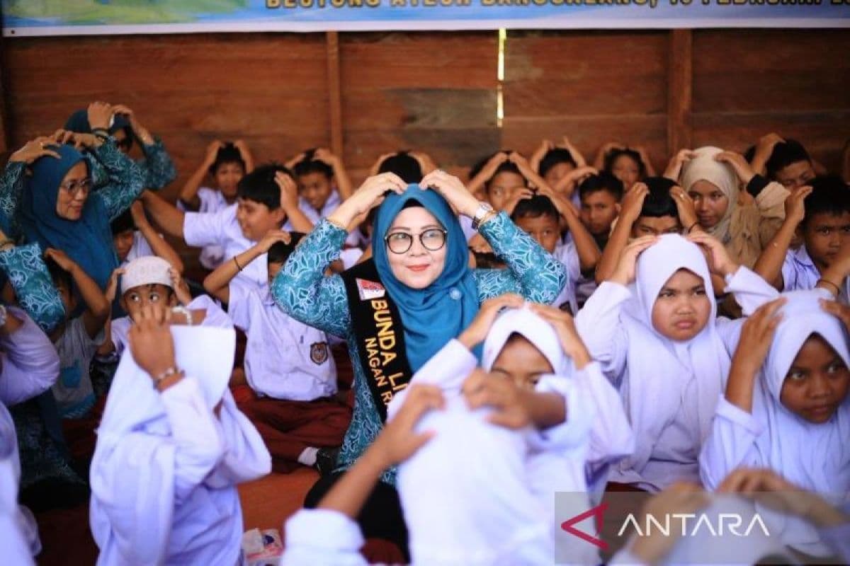 PKK Nagan Raya Berikan Trauma Healing untuk Siswa SD di Lokasi Bencana