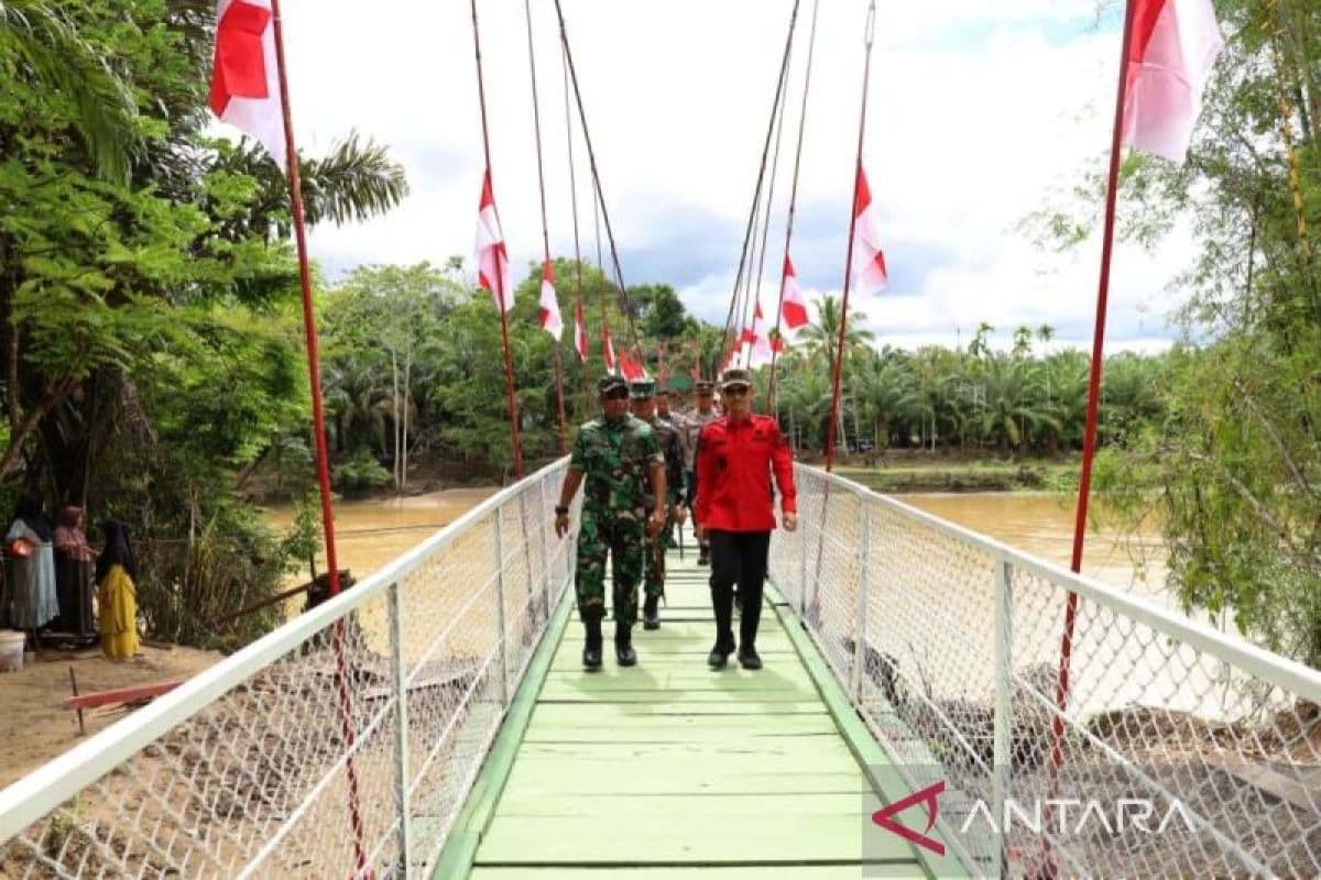 TNI Perbaiki Jembatan Gantung di Aceh Barat Pasca Banjir Bandang