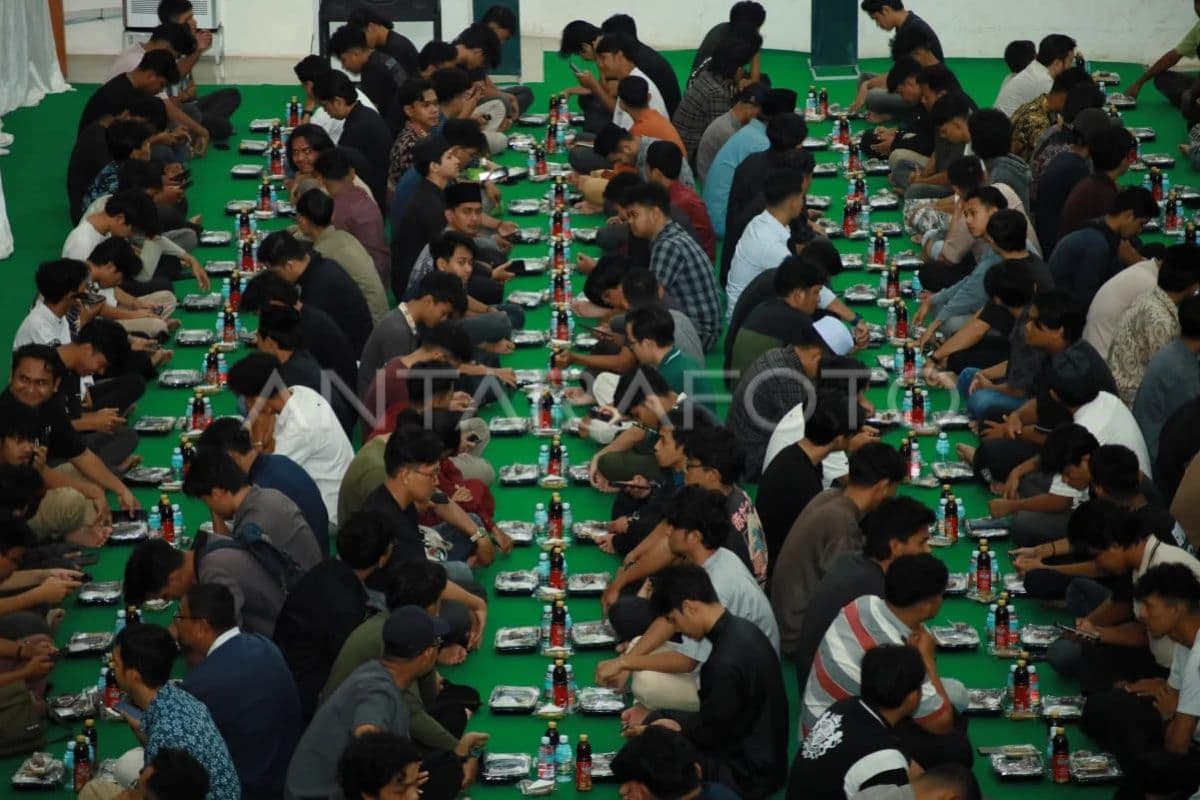 2.000 Paket Iftar UEA Bantu Mahasiswa Korban Banjir Aceh Berbuka