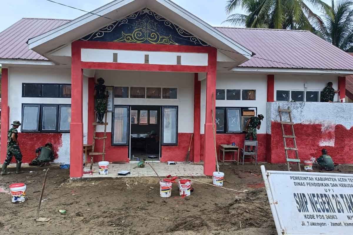 TNI Perbaiki Sekolah SMPN 26 Takengon Pasca Bencana Hidrometeorologi