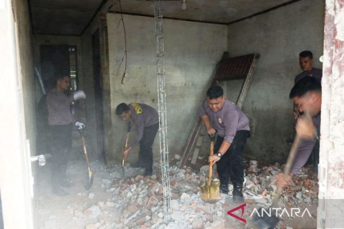 Mahasiswa STIK Perbaiki Rumah Korban Banjir di Aceh Barat untuk Janda Tua