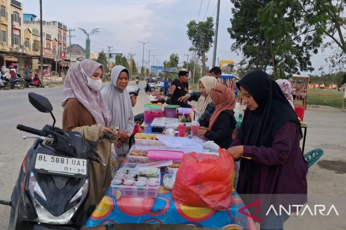 Penyintas Banjir Aceh Tamiang Bangkit Jual Takjil di Ramadhan
