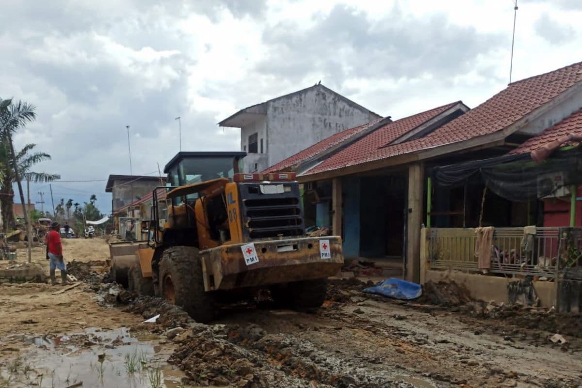 PMI Kerahkan Alat Berat Bantu Bersihkan Aceh Tamiang Pasca Banjir
