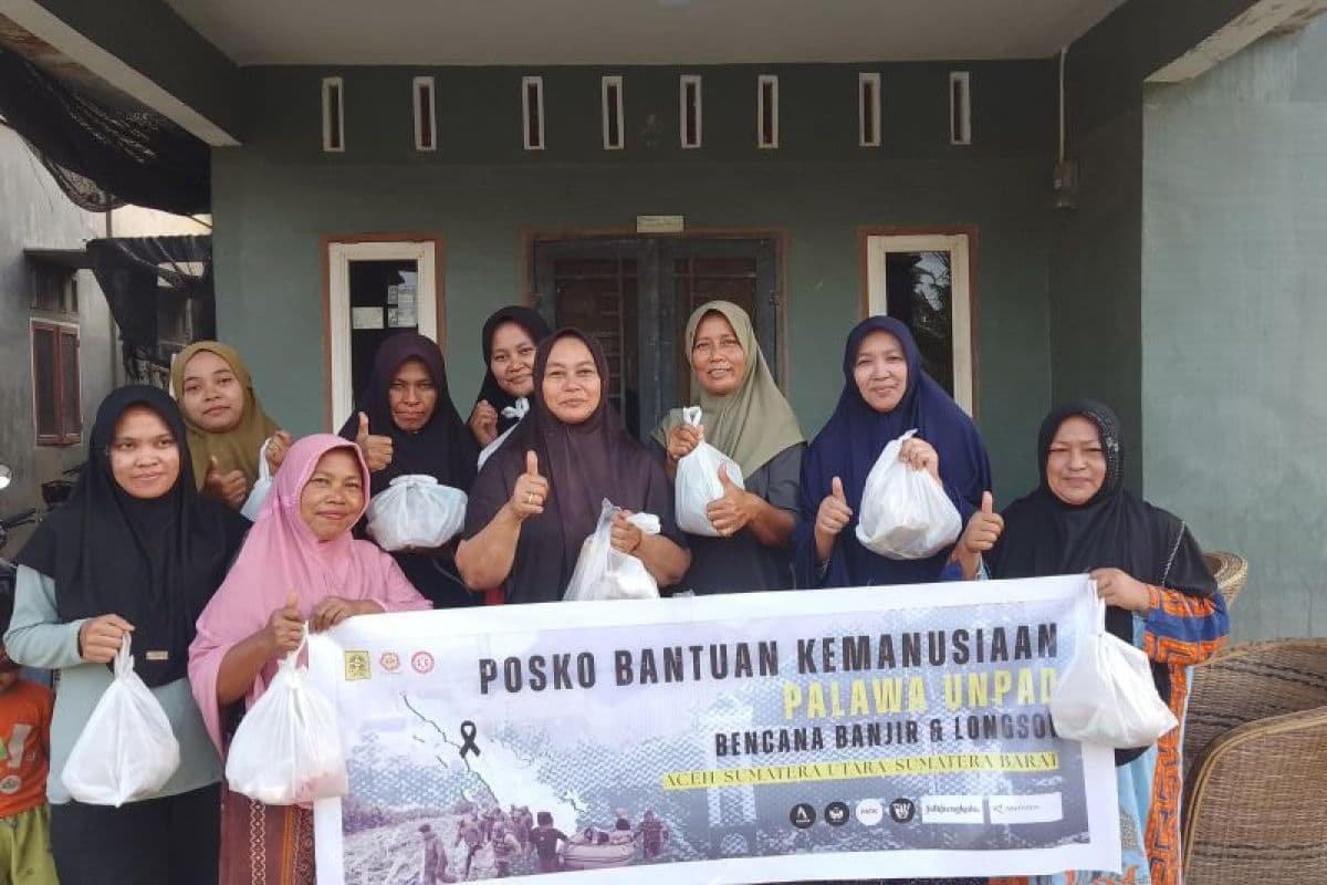 Relawan Unpad Bagikan Takjil dan Bantuan Ibadah untuk Warga Banjir Aceh Tamiang