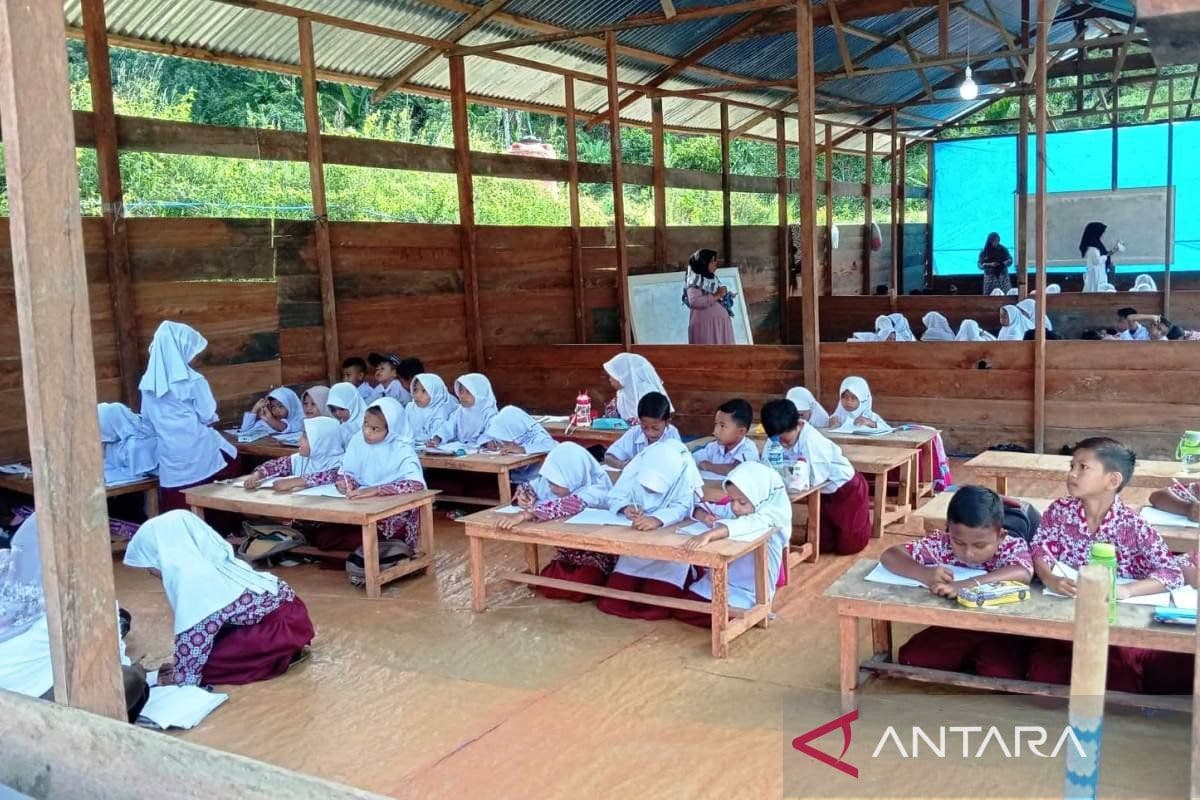 220 Siswa di Nagan Raya Belajar di Tenda Darurat Pasca Banjir