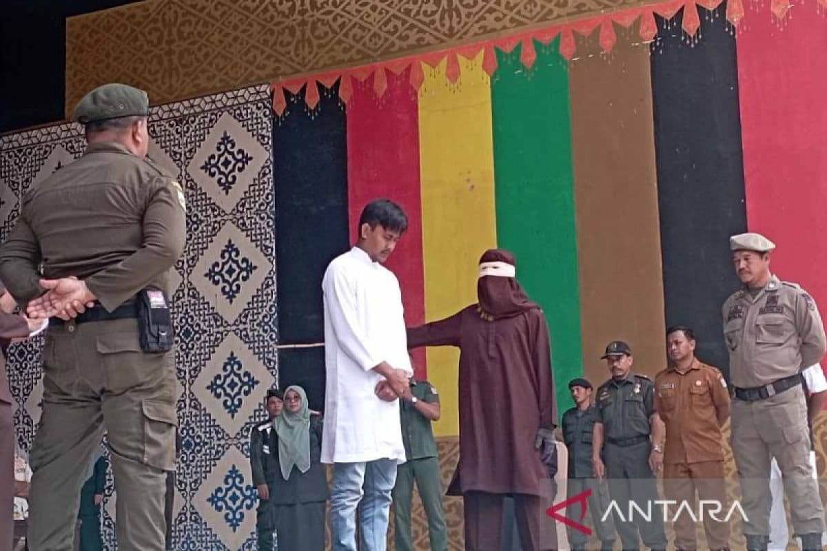 Enam pelanggar qanun syariat Islam jalani hukuman cambuk di Banda Aceh