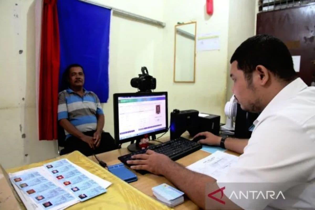 Warga Aceh Barat urus dokumen hilang via WhatsApp pasca bencana