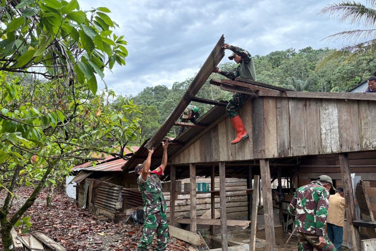 TNI bongkar rumah warga tertimbun longsor di Gayo Lues, Kamsiah (65) mengungsi