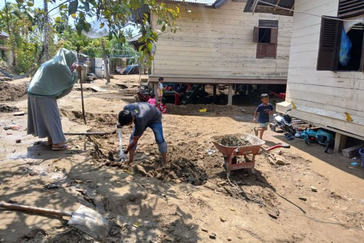Warga Pidie Jaya Bersihkan Rumah Pasca Banjir Berulang, Harap Tanggul Permanen