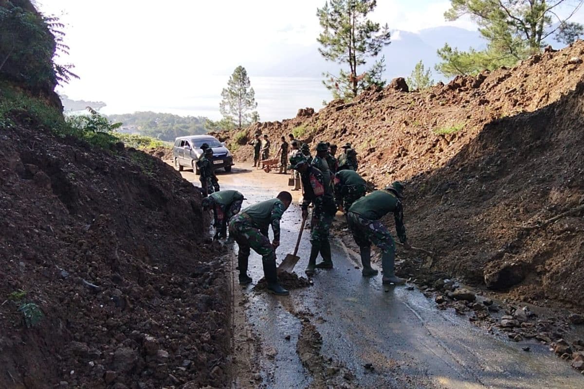 TNI dan Warga Bersihkan Jalan Longsor di Aceh Tengah untuk Akses Darurat