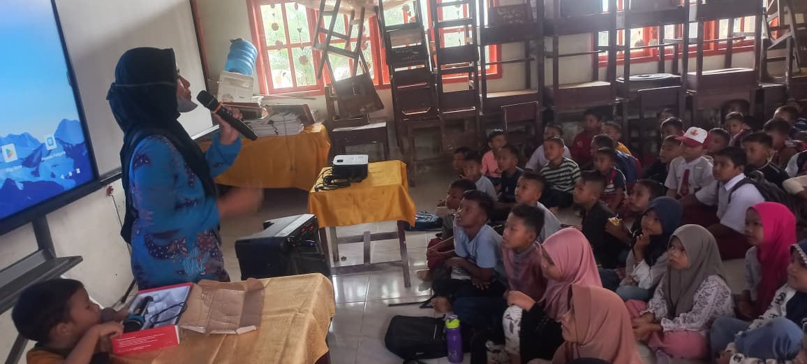 Siswa Aceh Tamiang Belajar Tanpa Seragam dan Bangku Pascabencana