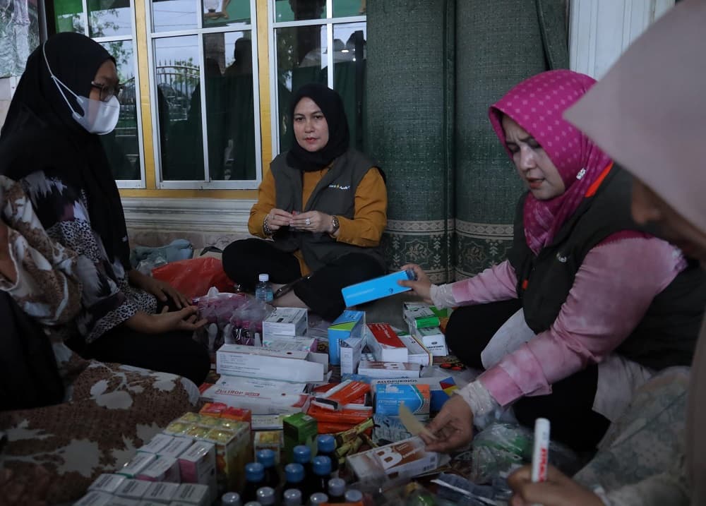 Ibu-Ibu Bank Aceh Syariah Bawa Harapan di Pengungsian Banjir Aceh Timur