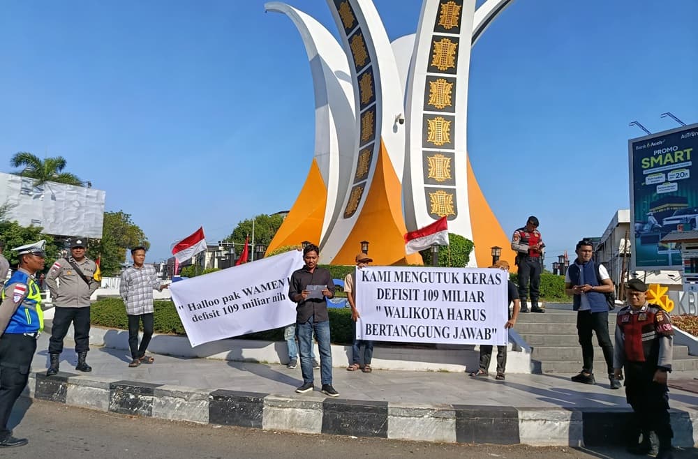 Defisit Rp109 Miliar, Mahasiswa Demo Wali Kota Subulussalam Sering ke Luar Daerah