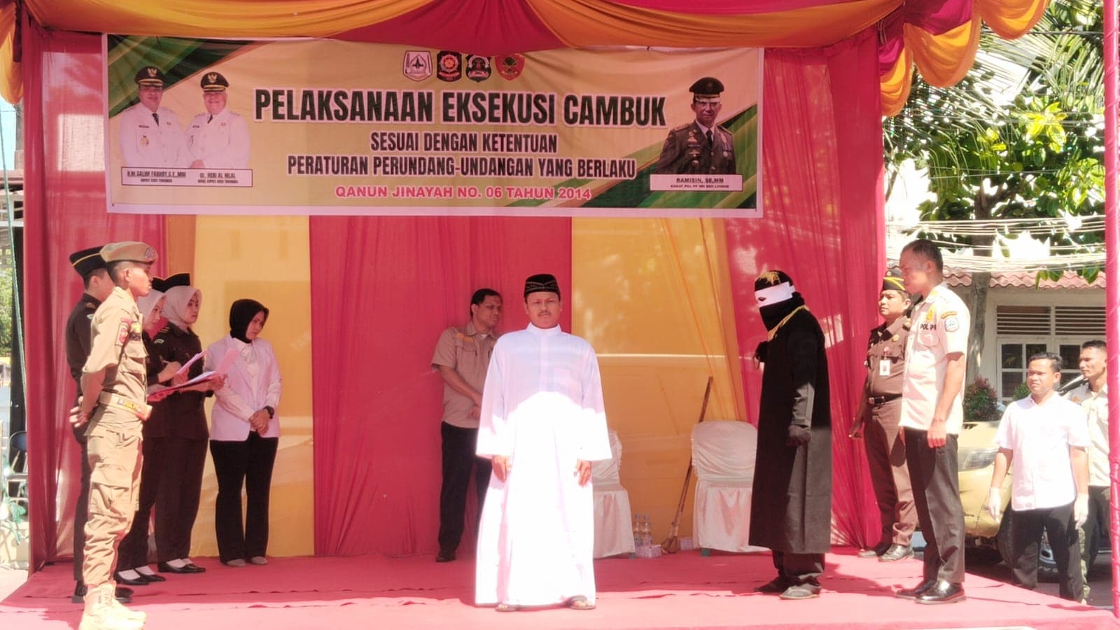 Empat Terpidana Judi di Aceh Tenggara Dihukum Cambuk di Depan Khayalak