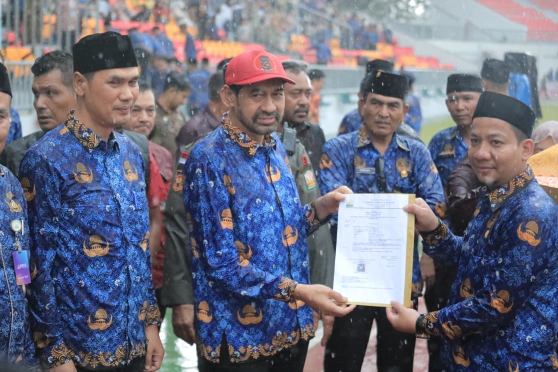 Mualem Serahkan SK PPPK Paruh Waktu untuk Ribuan Honorer di Aceh