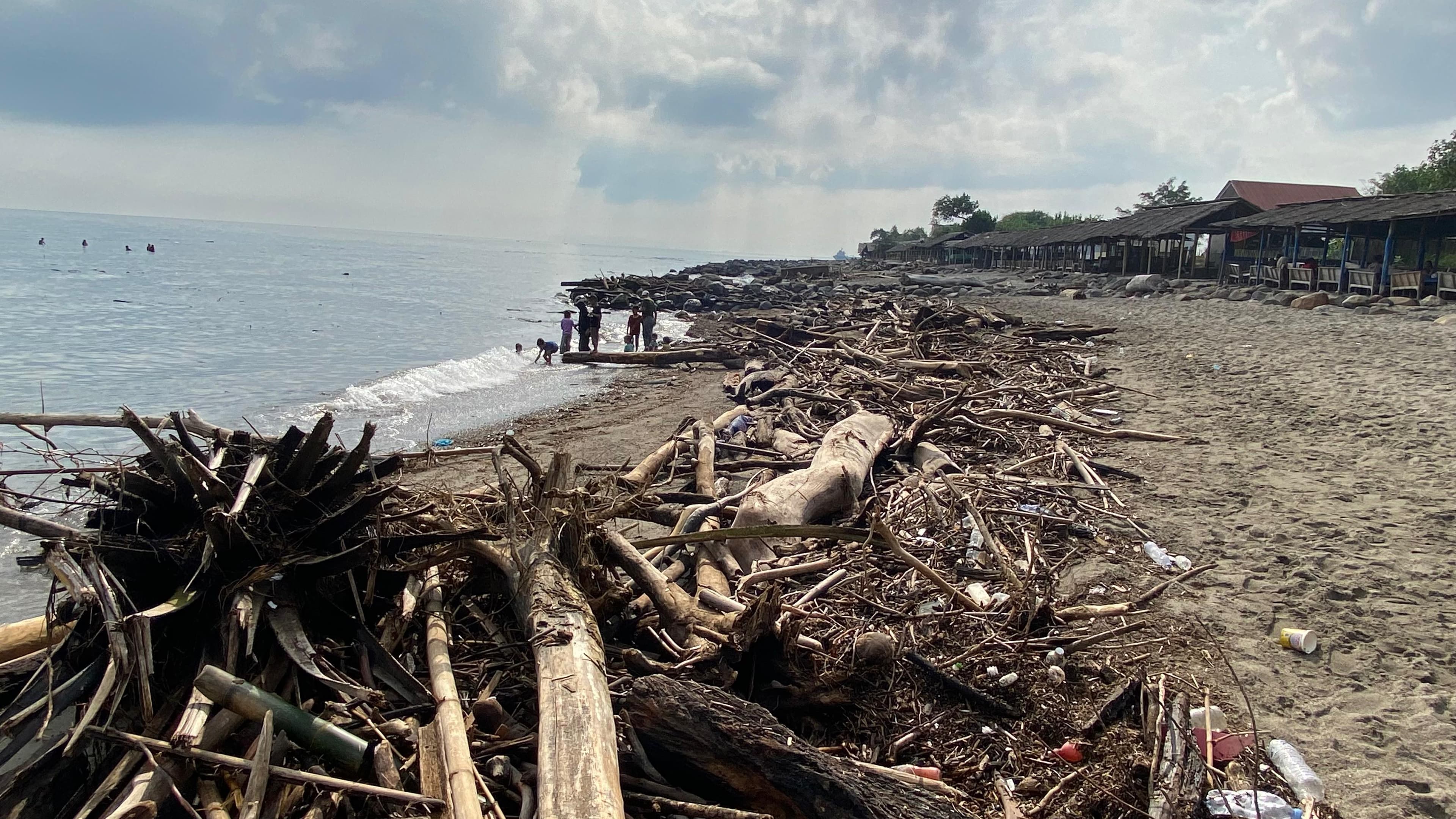 Limbah Kayu dan Pohon Sawit Mengganggu Pantai Ujong Blang, Warga Khawatir