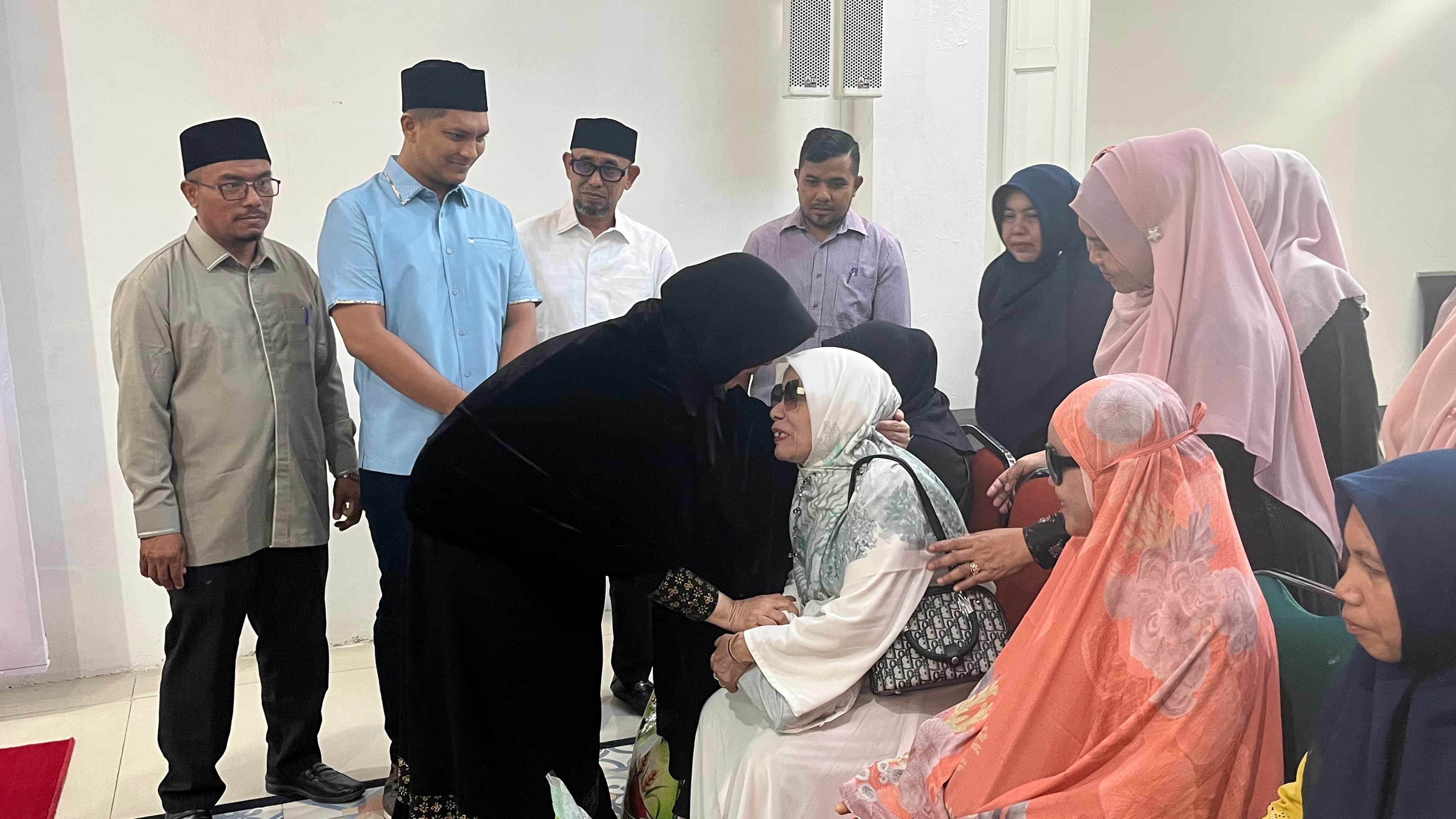 Wali Kota Banda Aceh Bagikan Santunan Rp2 Juta untuk 299 Penyandang Disabilitas di Ramadan