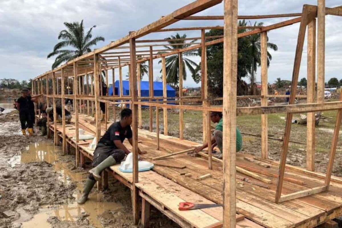 Brimob bangun MCK untuk korban bencana di Aceh Tamiang