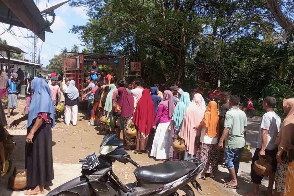 Emak-emak hadang mobil pengangkut elpiji