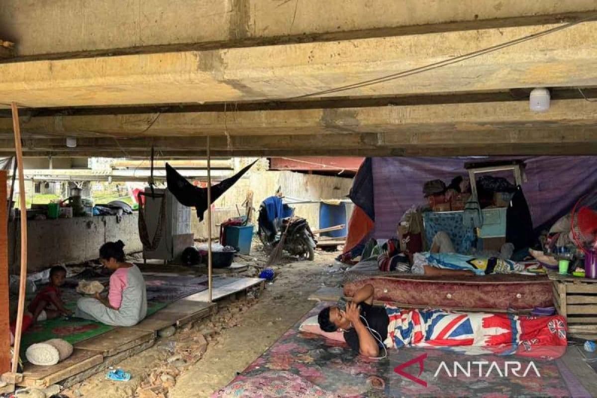 Kehilangan rumah di usia senja, Fatimah bertahan hidup di bawah jembatan