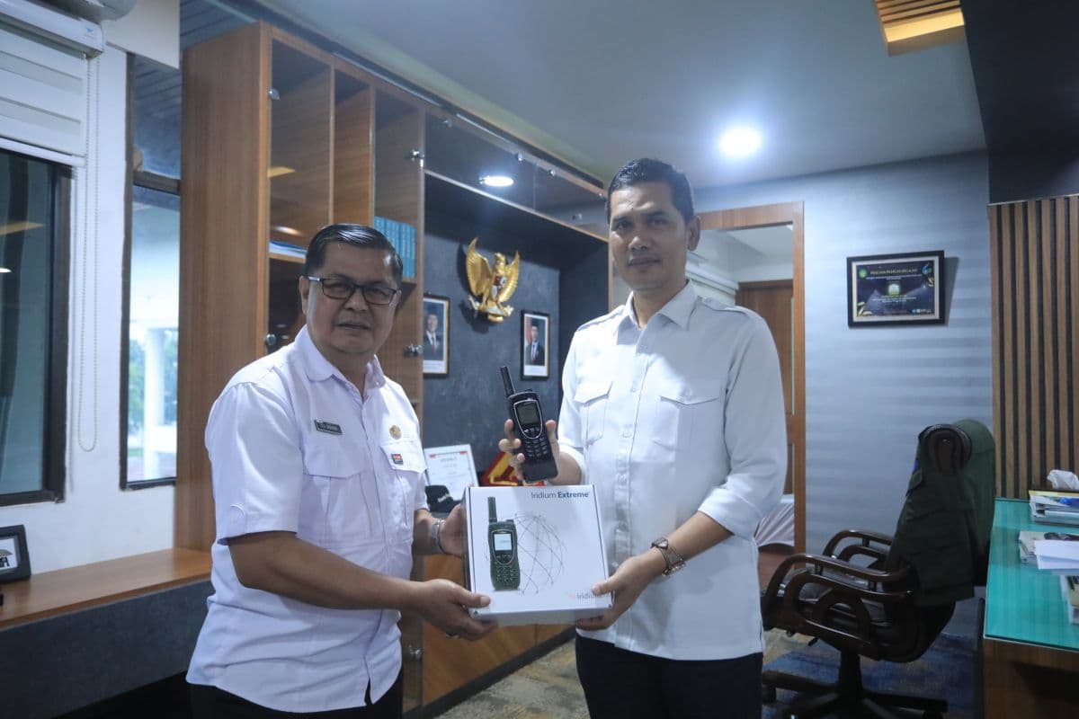 Tak mau putus komunikasi tangani bencana, Diskominsa serahkan 10 telepon satelit