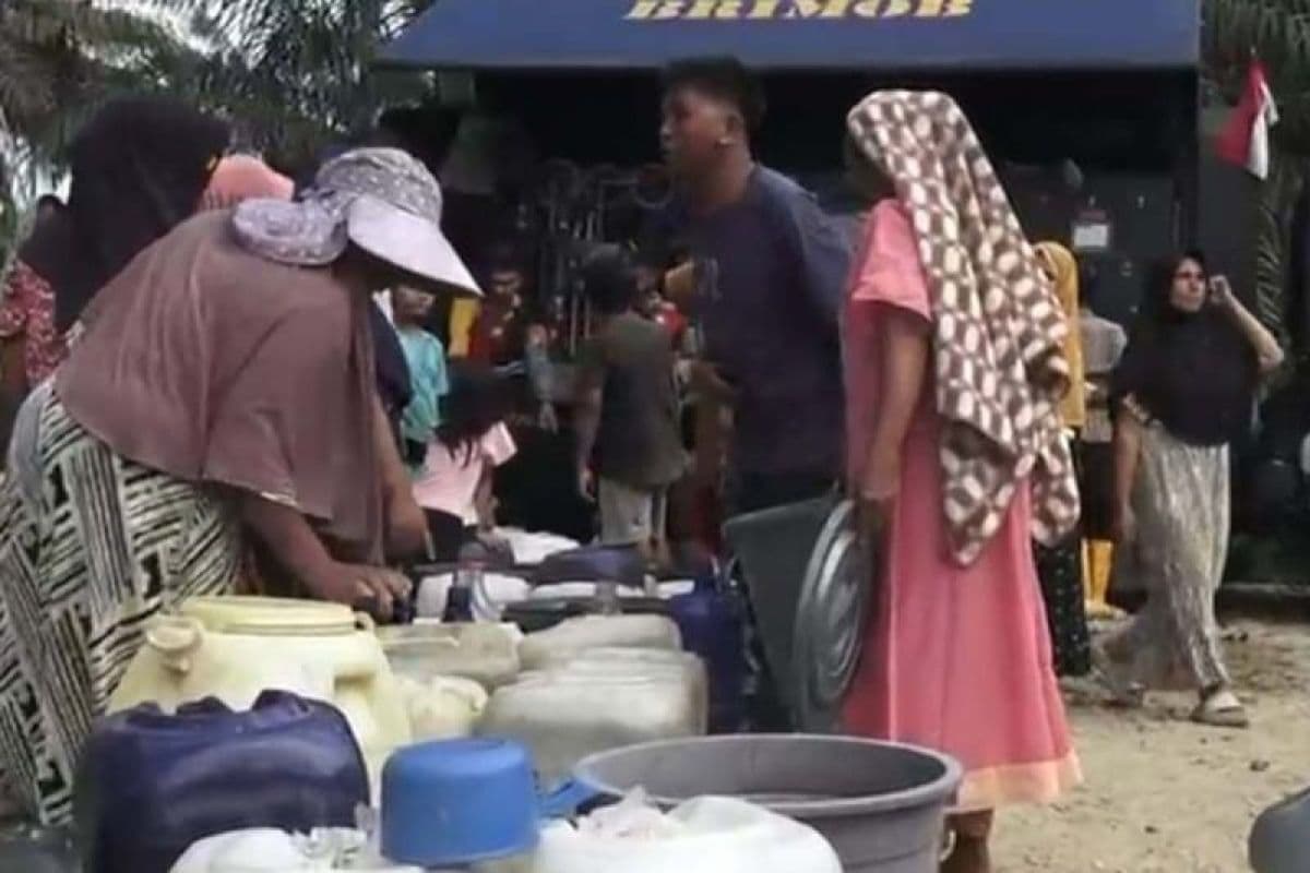 Brimob pasok air bersih untuk warga terdampak bencana di Aceh Timur