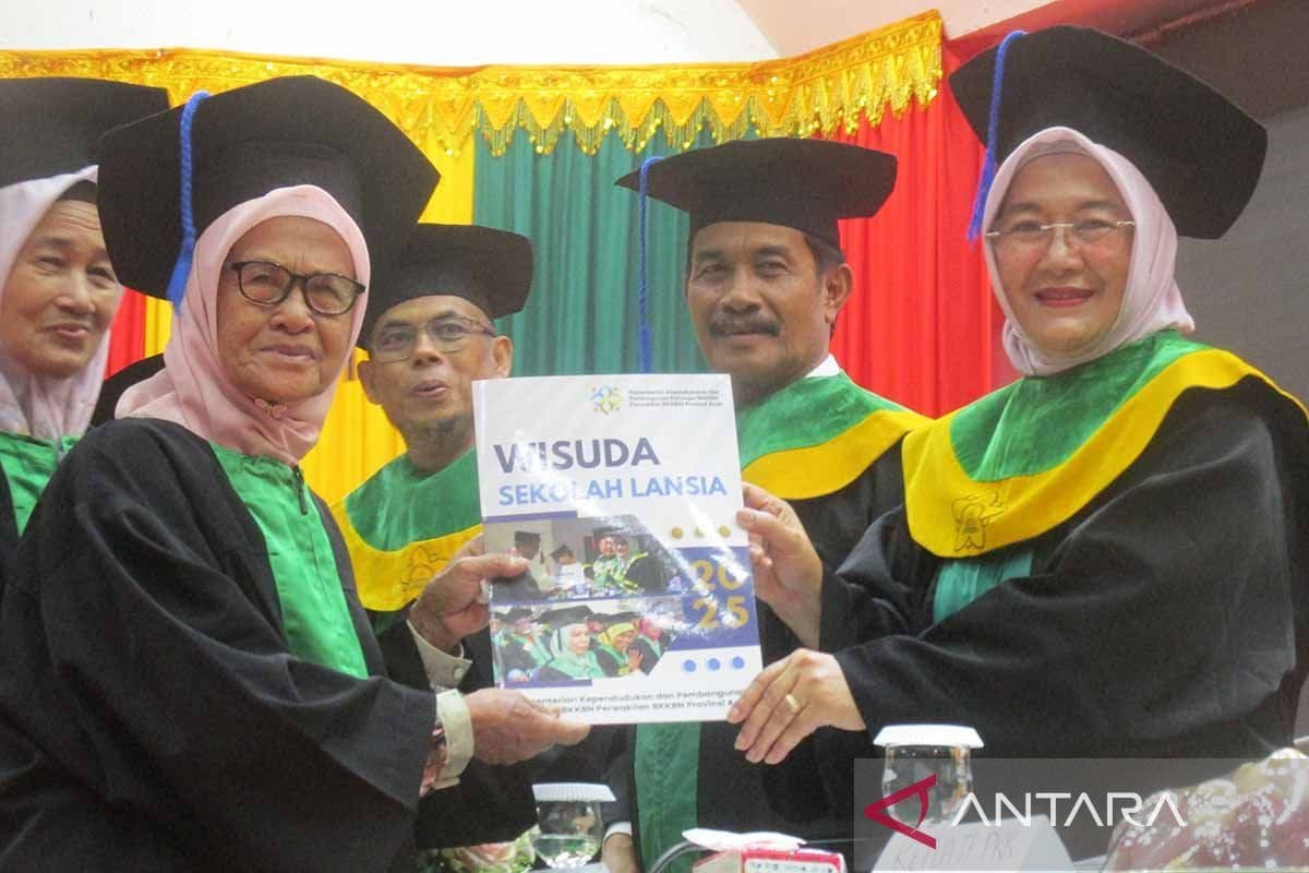 Selesaikan studi, 1.193 peserta Sekolah Lansia di wisuda