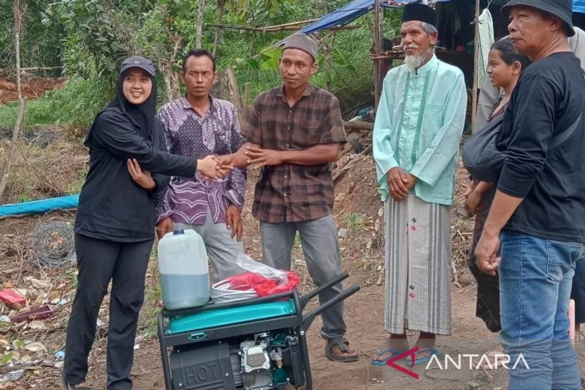 Warga Sabang Bantu Terangi Pengungsian Banjir Nagan Raya dengan Lampu Surya