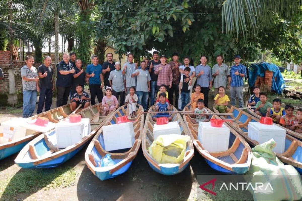 Nelayan Aceh Barat Terima 9 Perahu dan Alat Tangkap untuk Tingkatkan Ekonomi