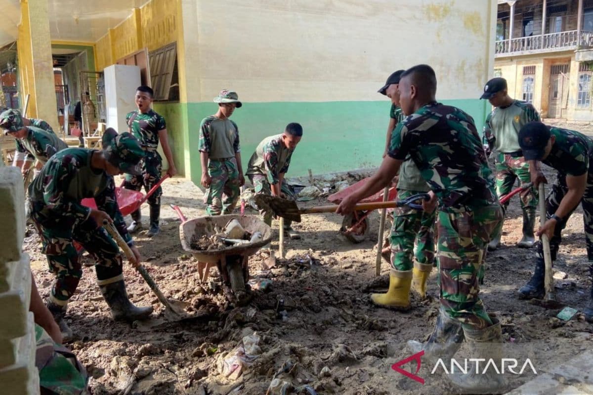 TNI Bersihkan 18 Sekolah di Pidie Jaya dan Aceh Tamiang Jelang Semester Baru