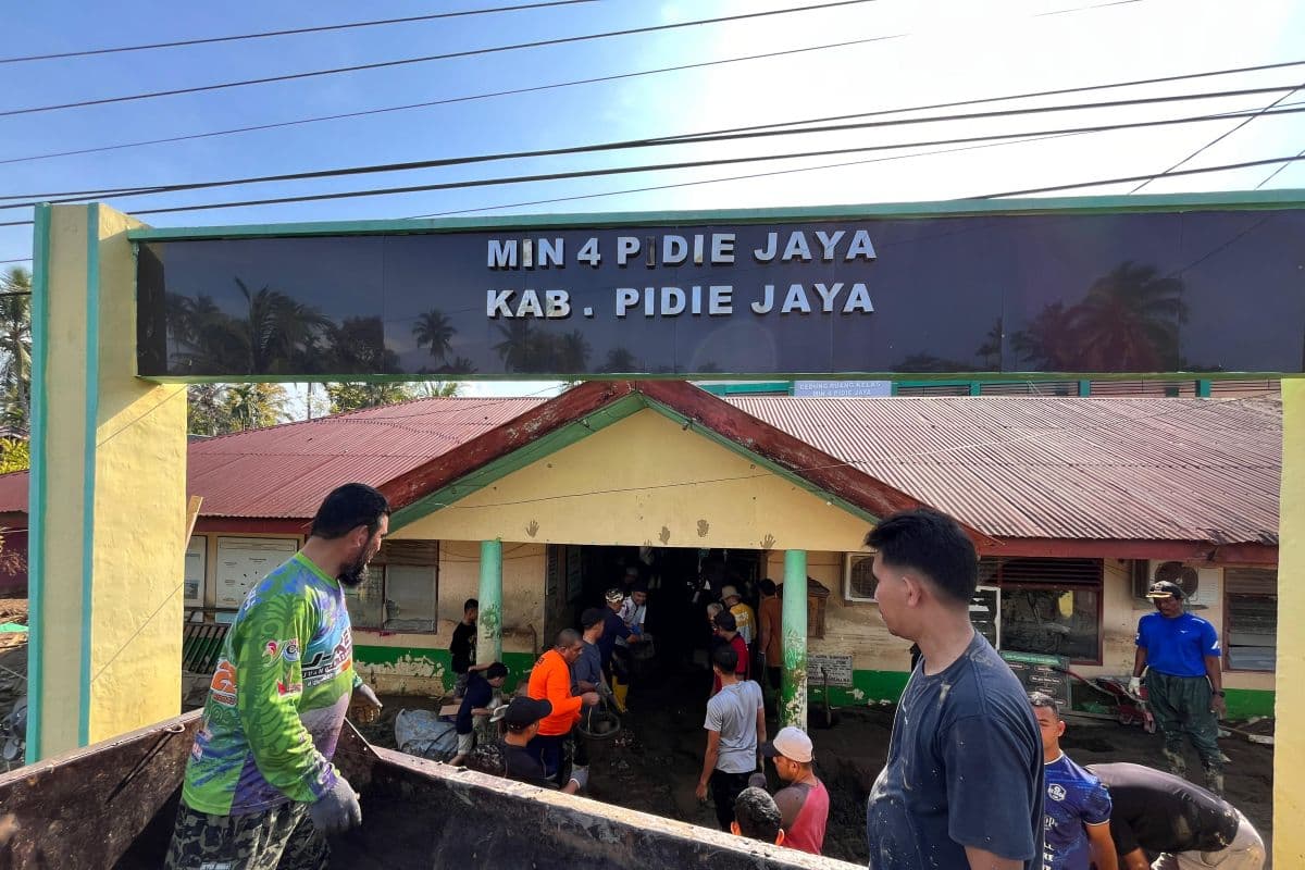 ASN Kemenag Aceh Besar Bersihkan Lumpur Banjir di MIN 4 Pidie Jaya