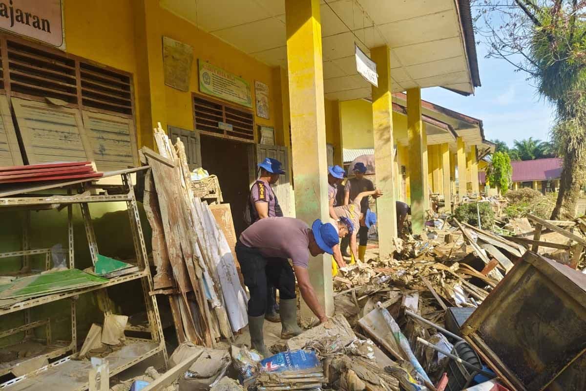 Polisi dan Pemadam Bersihkan Sekolah Terdampak Banjir di Aceh Tamiang