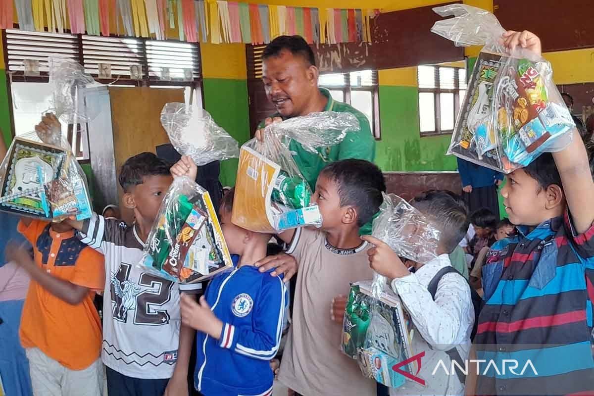 Seratusan Murid MIN Pidie Jaya Terima Bantuan Pasca Banjir Bandang