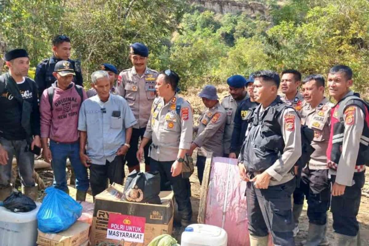 Polres Aceh Tengah Salurkan Bantuan Logistik ke Desa Terisolir di Linge