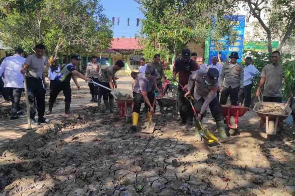 Polisi Bantu Bersihkan Sekolah Terdampak Banjir di Bireuen untuk Percepat Pembelajaran