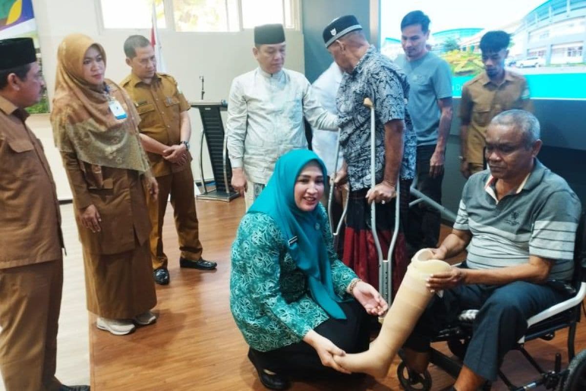 Baitul Mal Aceh Salurkan Kaki Palsu untuk 36 Mustahik dengan Dana Rp600 Juta