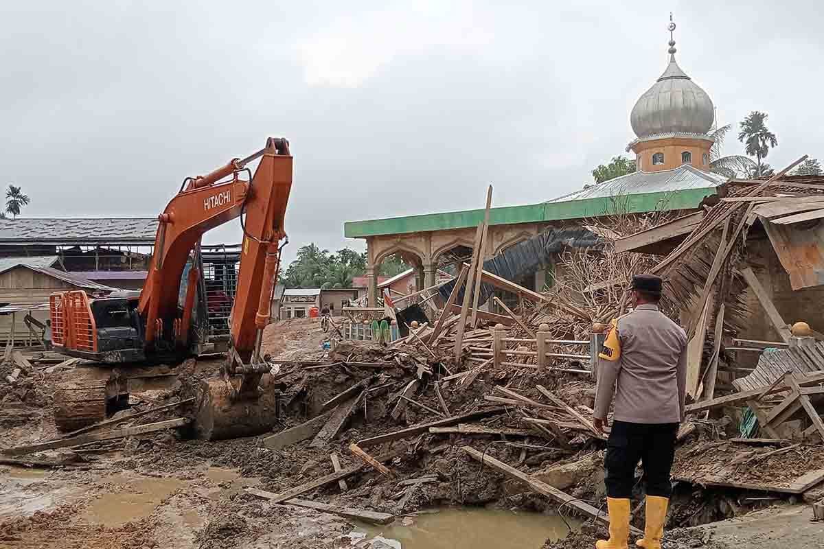 Polri Kerahkan Alat Berat Pulihkan Aceh Utara Pasca Banjir November 2025