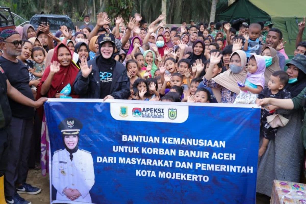 Illiza Sa'aduddin Djamal Salurkan Bantuan Pendidikan dan APEKSI ke Aceh Tamiang