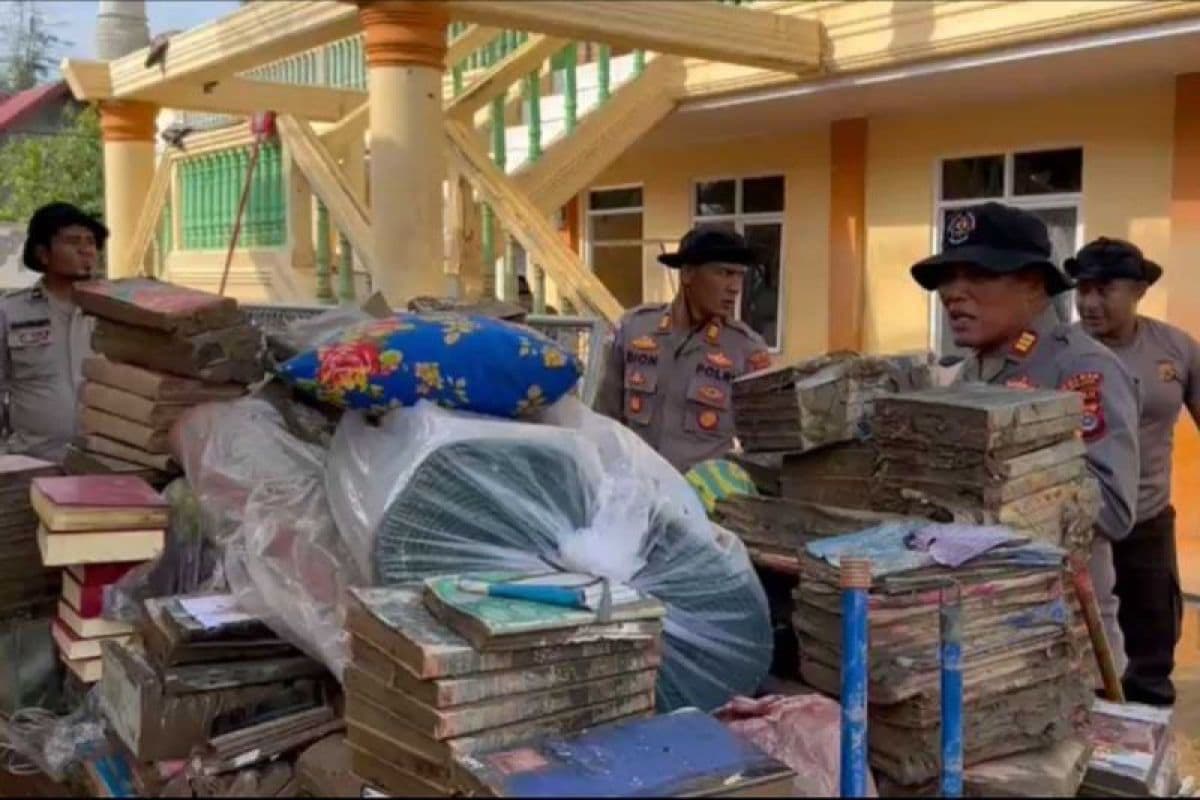 Polres Pidie Jaya dan Warga Bersihkan Jalan Terdampak Banjir di Meureudu