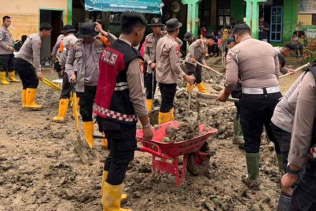 Brimob dan Polres Aceh Timur Bersihkan MIN 15 Aceh Timur dari Lumpur Banjir