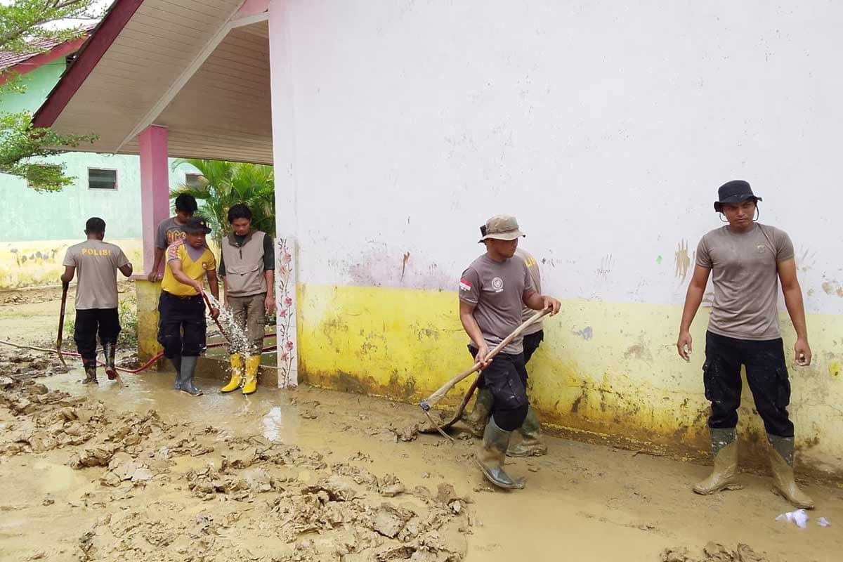 Polisi Aceh Bersihkan SMP Seruway Pasca Banjir untuk Percepat Pembelajaran